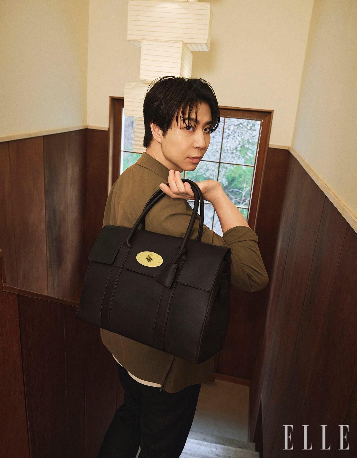 재킷과 티셔츠는 모두 Tod’s. 팬츠는 Boss. 벨트 조절로 수납 공간 확장이 가능한 브리티시 패스처 레더 베이스워터 백은 Mulberry. 