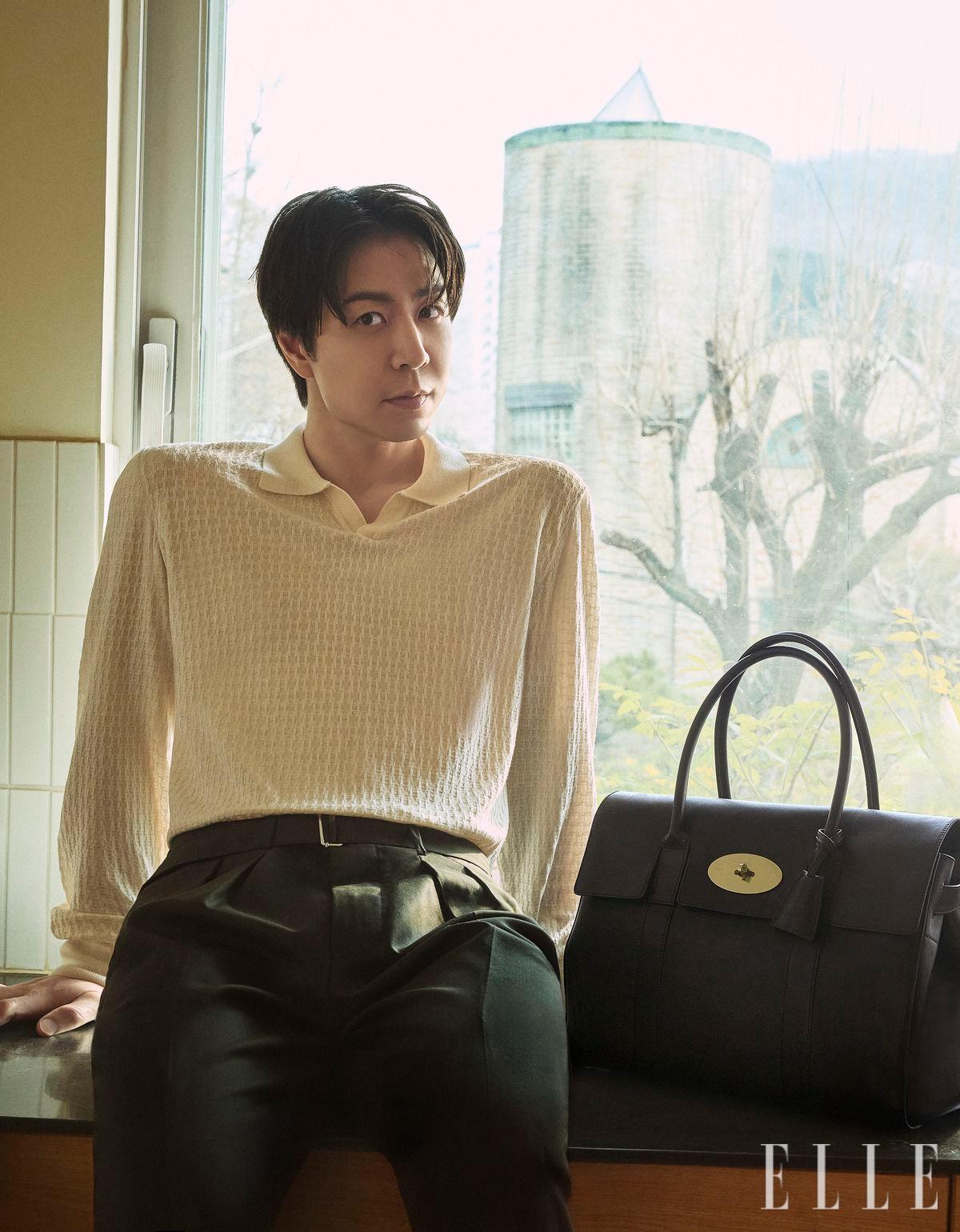 니트 폴로 셔츠는 Boss. 팬츠는 스타일리스트 소장품. 숄더백과 토트백으로도 활용 가능한 브리티시 패스처 레더 베이스워터 백은 Mulberry.