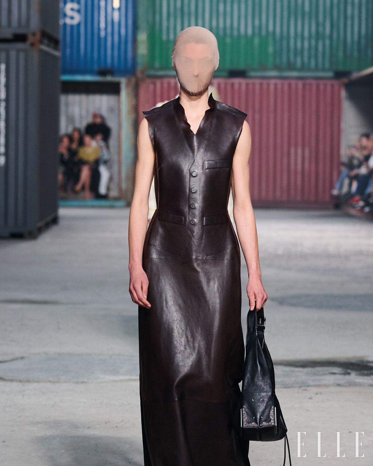 슬리브리스 레더 프린트 드레스. 