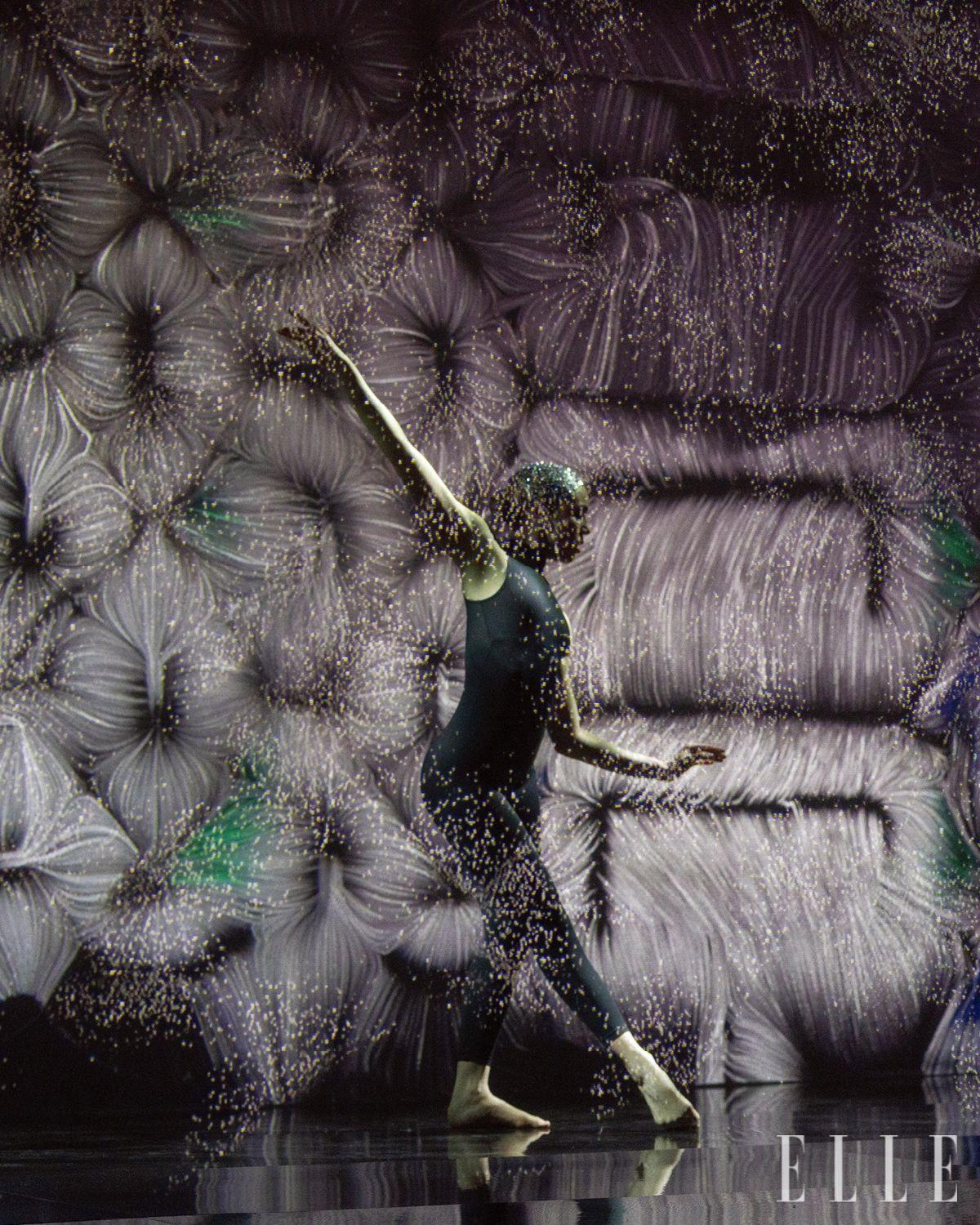 에클레티카의 핵심을 이루는 세 가지 예술 언어를 하나의 경험으로 결합한 쇼 퍼포먼스.