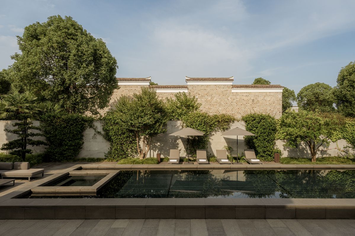 너른 전용 수영장을 갖춘 아만양윤의 앤티크 빌라(Antique Villa) 타입의 객실.