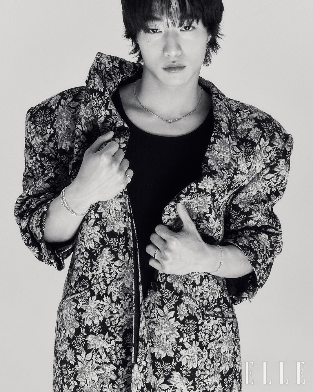 14K 화이트 골드 소재의 위드유 네크리스, 오른팔에 착용한 실버 소재의 위드유 브레이슬릿, 14K 화이트 골드 소재의 위드유 브레이슬릿, 실버 소재의 위드유 링, 왼팔에 착용한 14K 화이트 골드 소재의 위드유 브레이슬릿과 14K 화이트 골드 소재의 링은 모두 STONEHENgE.