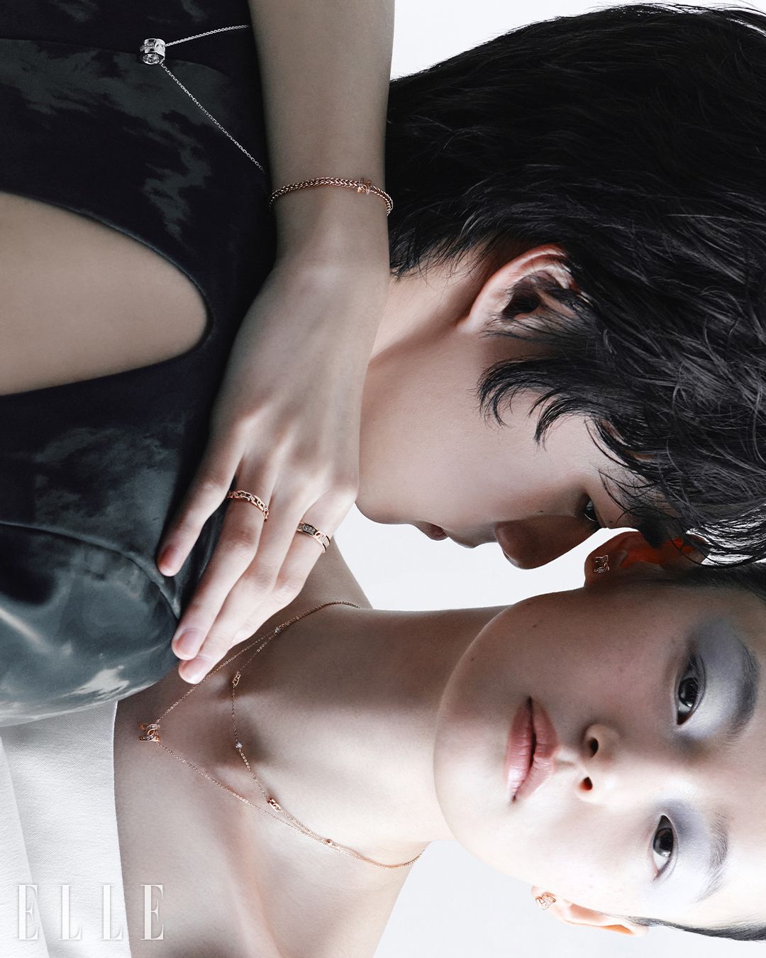 카이가 착용한 실버 소재의 위드유 네크리스, 리멍이 착용한 14K 로즈 골드 소재의 위드유 이어링과 위드유 네크리스, 14K 로즈 골드에 스톤을 세팅한 위드유 네크리스, 14K 로즈 골드 소재의 위드유 브레이슬릿, 검지와 약지에 착용한 14K 로즈 골드 소재의 위드유 링은 모두 STONEHENgE.