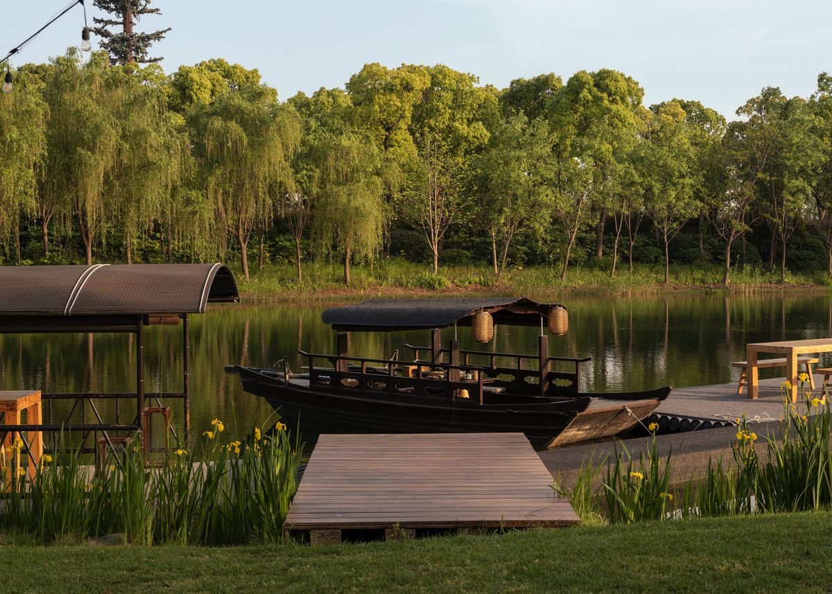 아만양윤 내부에는 녹나무 숲에 둘러싸인 호수에서 고요를 만끽할 수 있다. 
