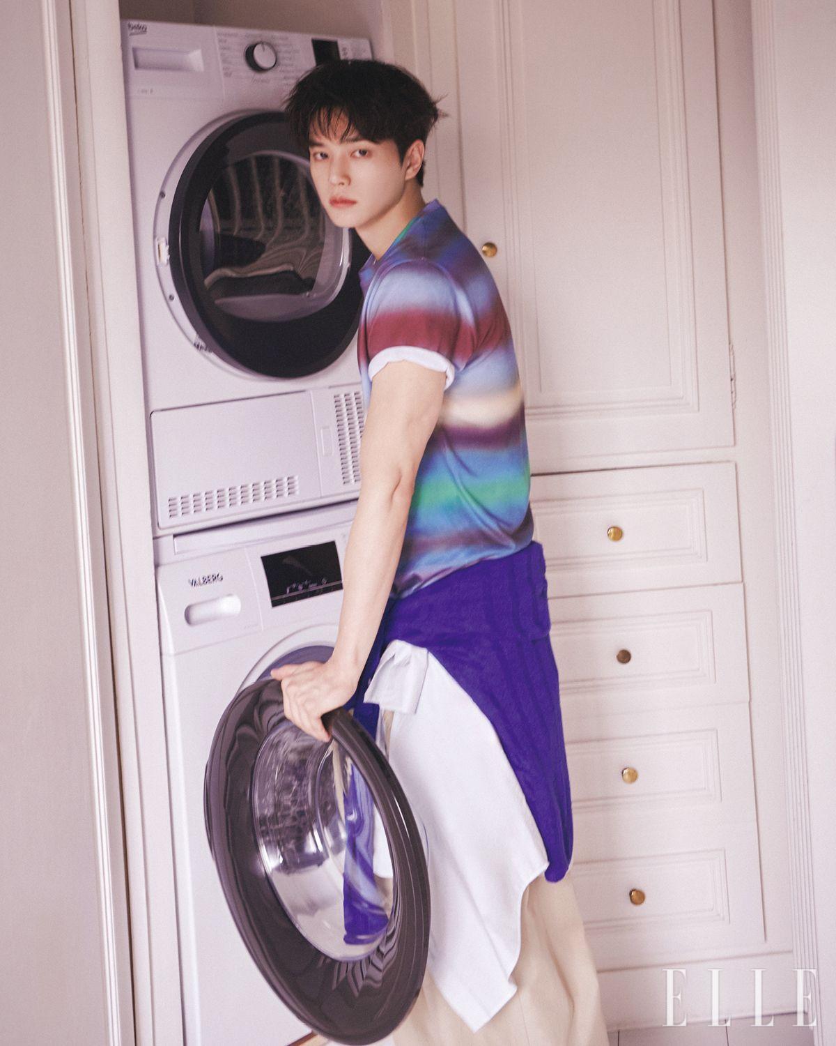 스트라이프 패턴 톱과 코튼 팬츠, 허리에 두른 블루 톱과 화이트 셔츠는 모두 Loewe.