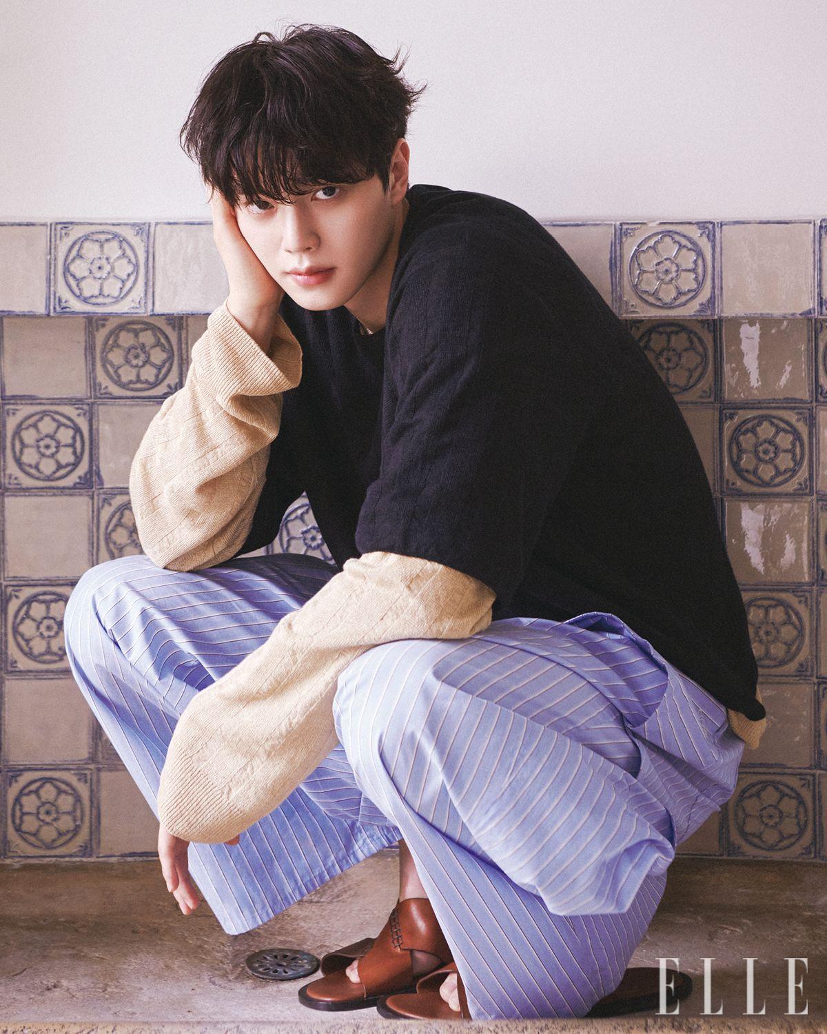 블랙 톱과 이너 웨어로 입은 톱, 파자마 팬츠, 카프스킨 슬라이드는 모두 Loewe. 