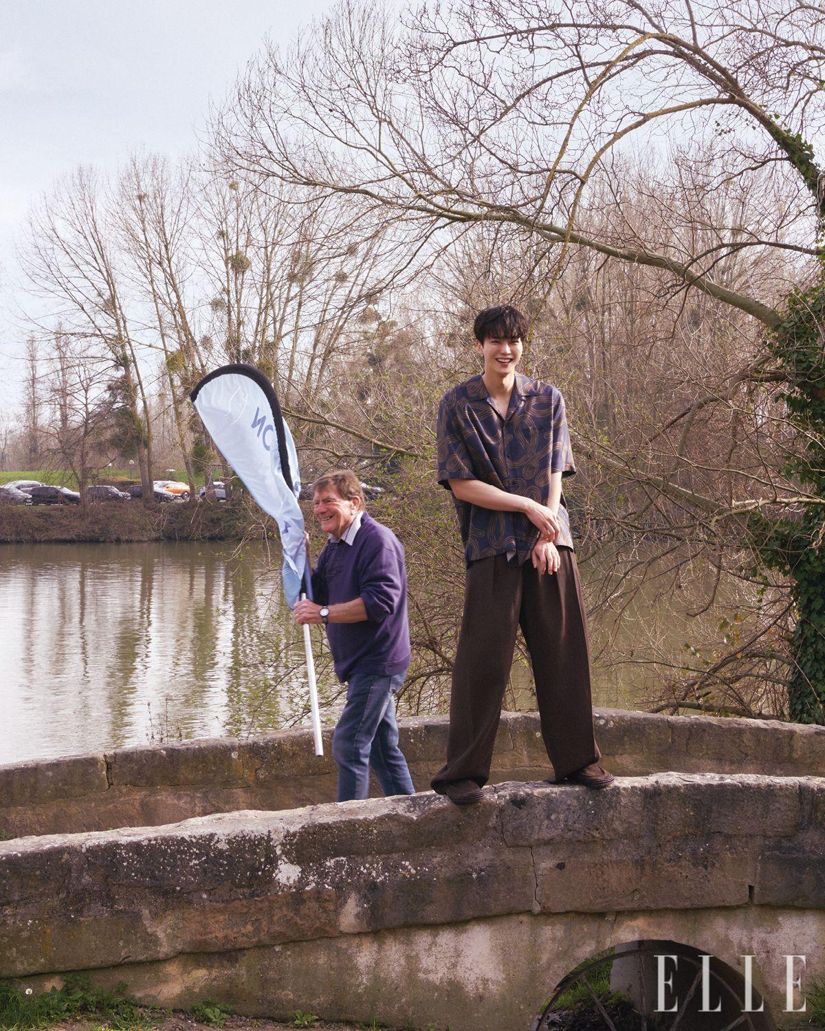 실크 트윌 셔츠와 팬츠, 브라운 로퍼는 모두 Loewe.