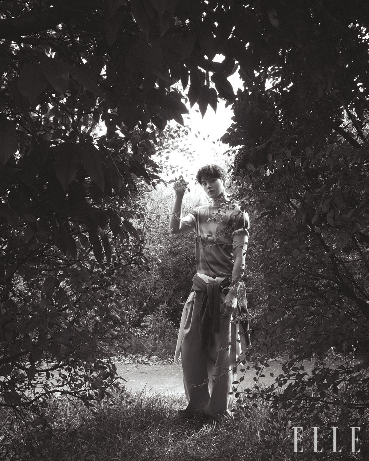 스트라이프 패턴의 코튼 셔츠, 허리에 두른 롱 슬리브 티셔츠, 톱과 팬츠, 로퍼는 모두 Loewe.