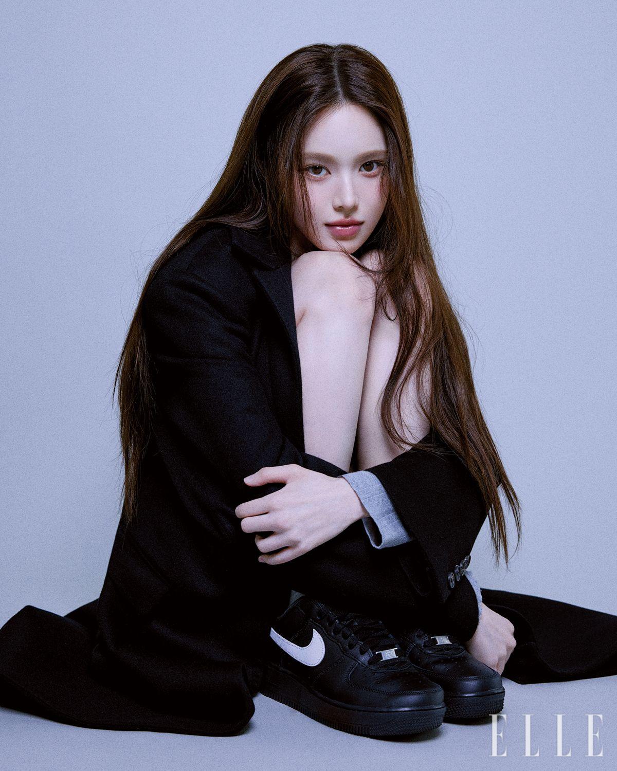 블랙 롱 테일러드 재킷은 s/e/o. 그레이 헨리넥 톱과 브리프는 모두 Glowny. 스니커즈는 Nike x Supreme. 