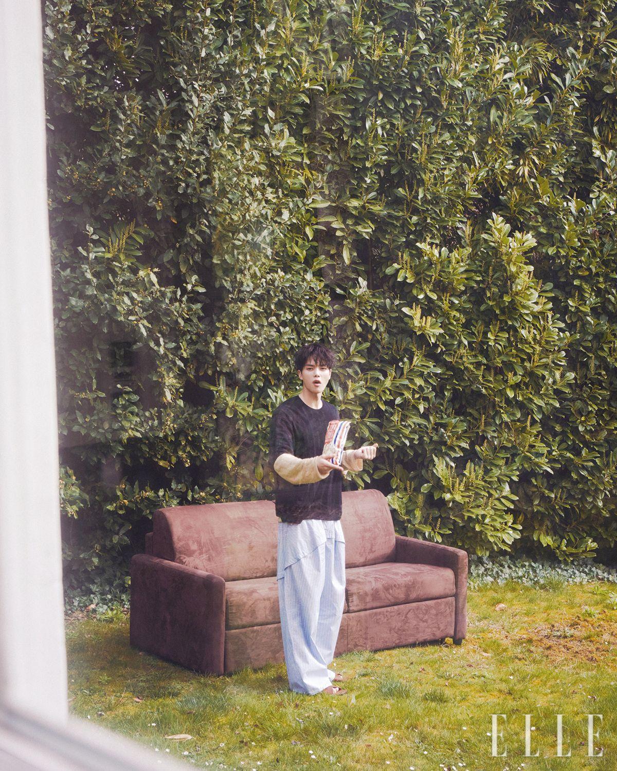 블랙 쇼트 슬리브 티셔츠와 이너 웨어로 입은 롱 슬리브 톱, 파자마 팬츠, 카프스킨 슬라이드는 모두 Loewe. 