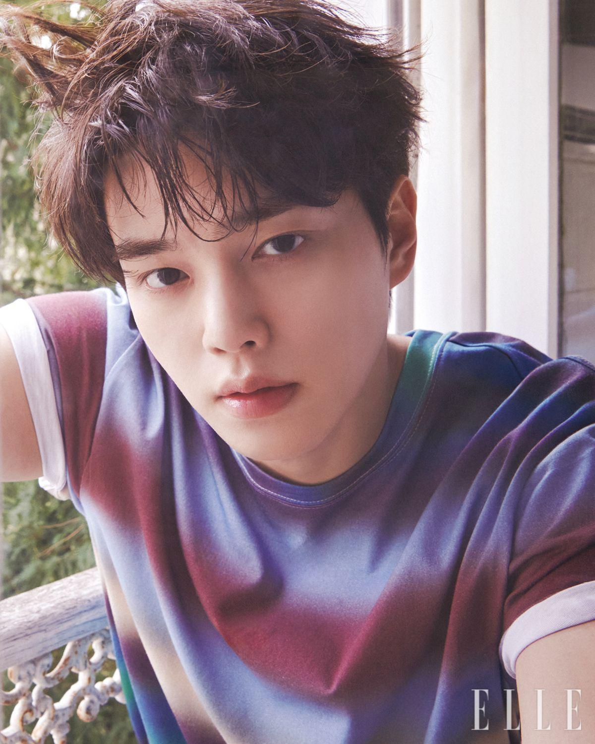 스트라이프 패턴 티셔츠는 Loewe. 