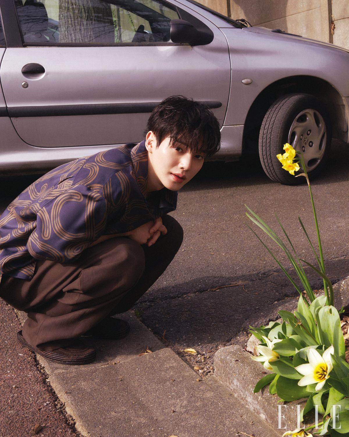 애너그램 프린트의 실크 트윌 셔츠와 팬츠, 로퍼는 모두 Loewe.