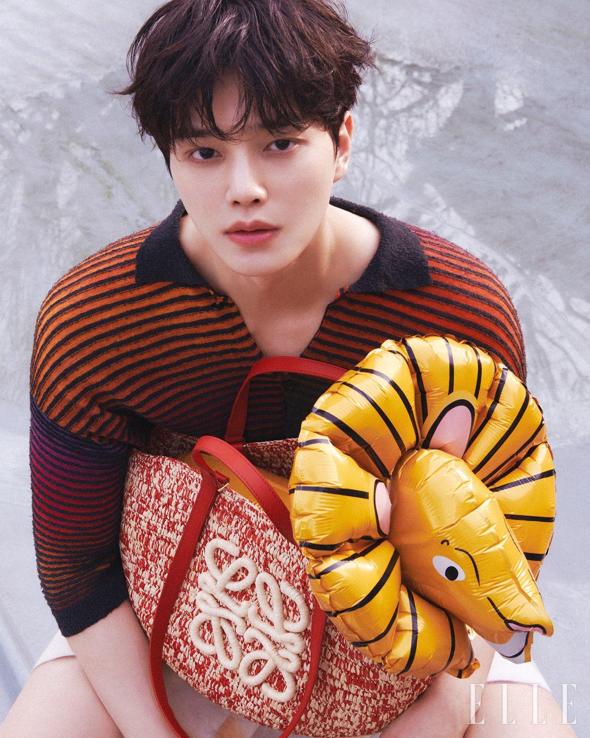 스트라이프 패턴의 톱과 쇼츠, 애너그램 로고 디테일의 바스켓 백은 모두 Loewe.