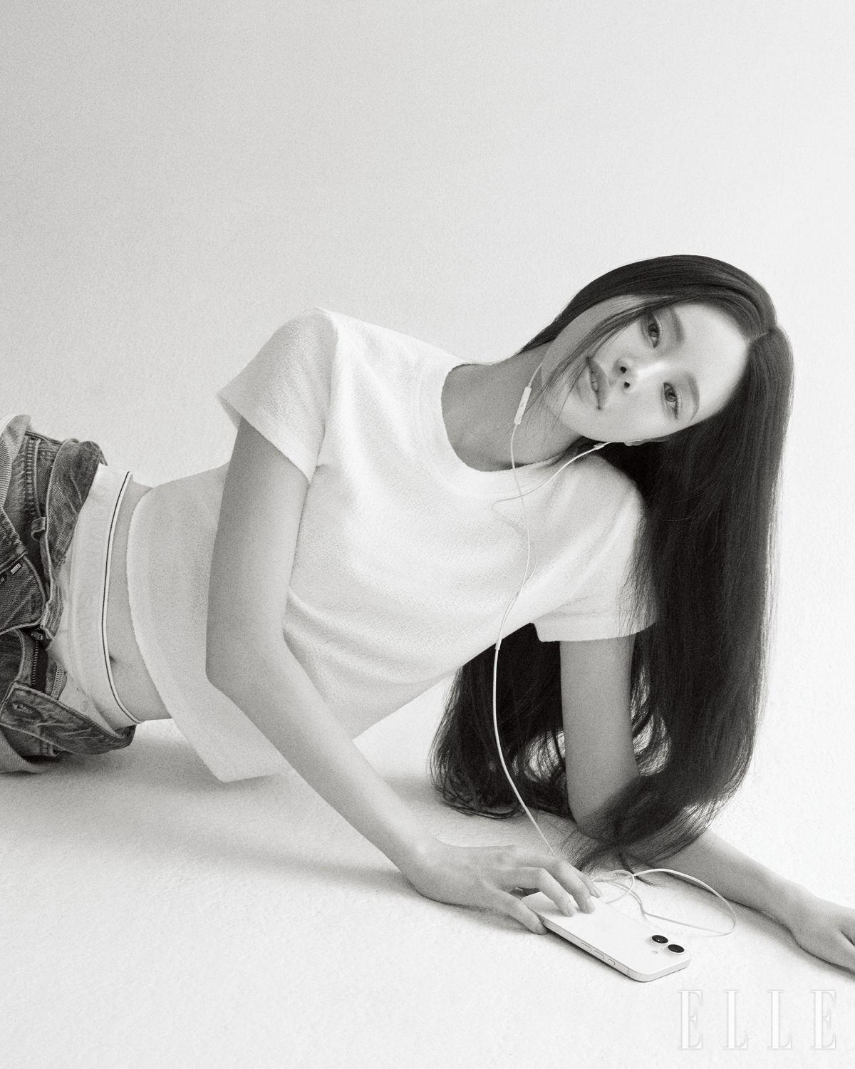 화이트 티셔츠는 Rrace. 이너 웨어로 입은 진은 Cos. 겉에 입은 진은 Still Here. 브리프는 Glowny.