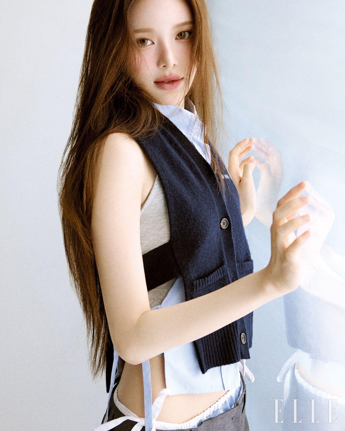 네이비 니트와 블루 셔츠, 브리프, 그레이 팬츠, 슈즈는 모두 Miu Miu.