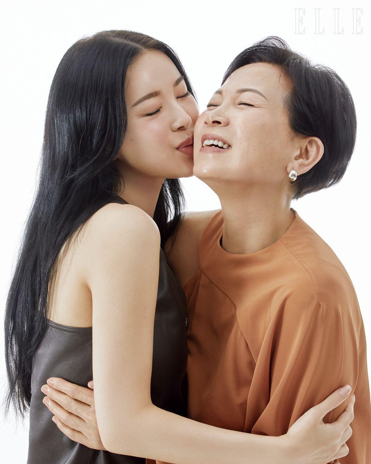 수리가 입은 브라운 레더 톱과 스커트는 Ferragamo. 어머니가 착용한 원피스는 Ports 1961. 실버 이어링은 스타일리스트 소장품.