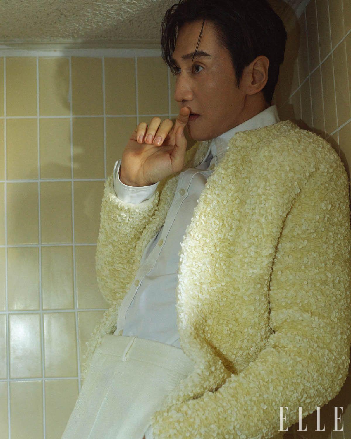 시퀸 디테일이 돋보이는 쇼트 재킷과 셔츠, 팬츠, 로고 스니커즈는 모두 Bottega Veneta.