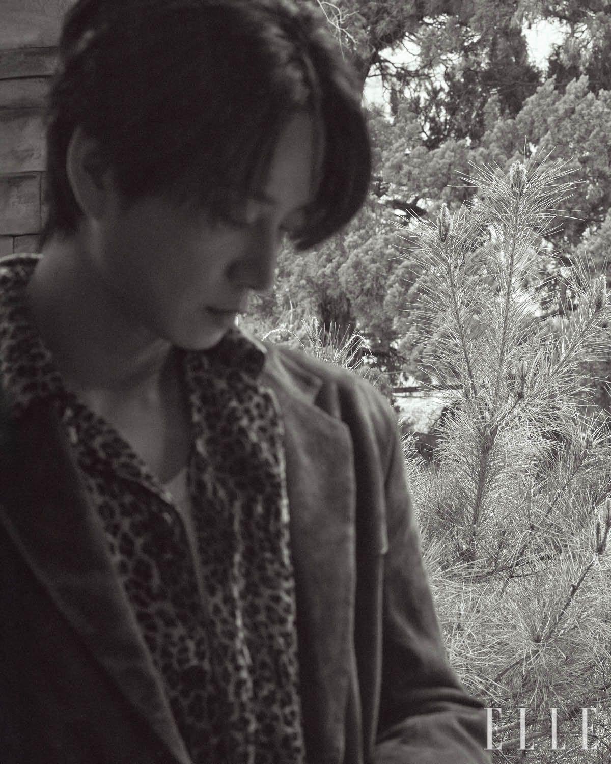 스웨이드 재킷은 Coach. 레오퍼드 셔츠와 팬츠, 이너 웨어 톱은 스타일리스트 소장품.