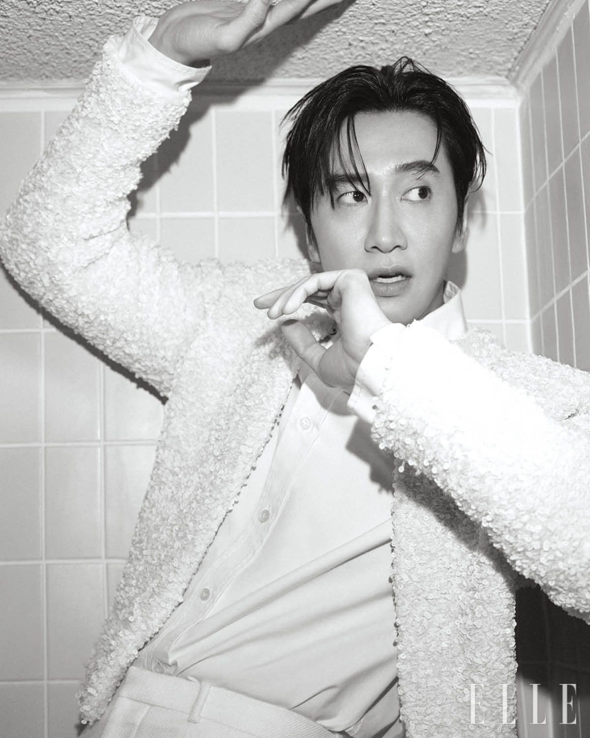 시퀸 디테일이 돋보이는 쇼트 재킷과 셔츠, 팬츠, 로고 스니커즈는 모두 Bottega Veneta.