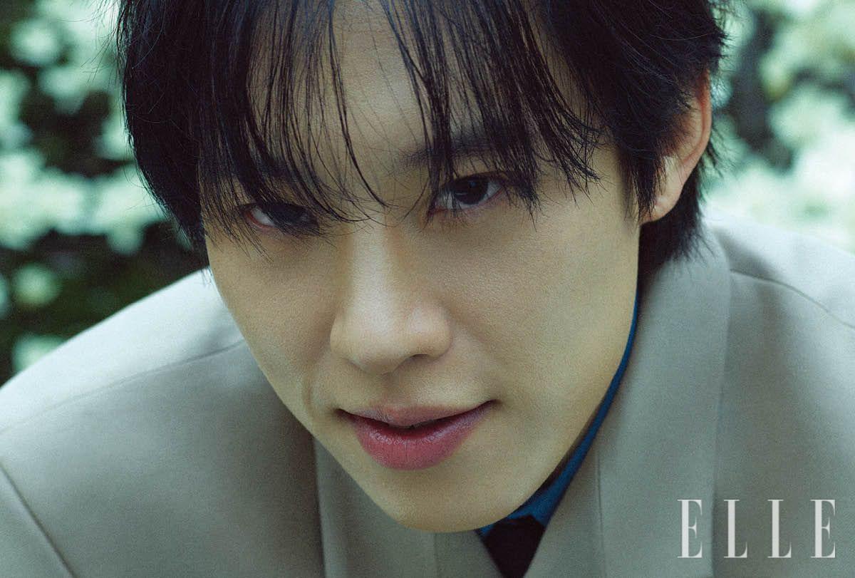 재킷은 Heon Kim. 셔츠와 타이는 모두 Dolce & Gabbana.