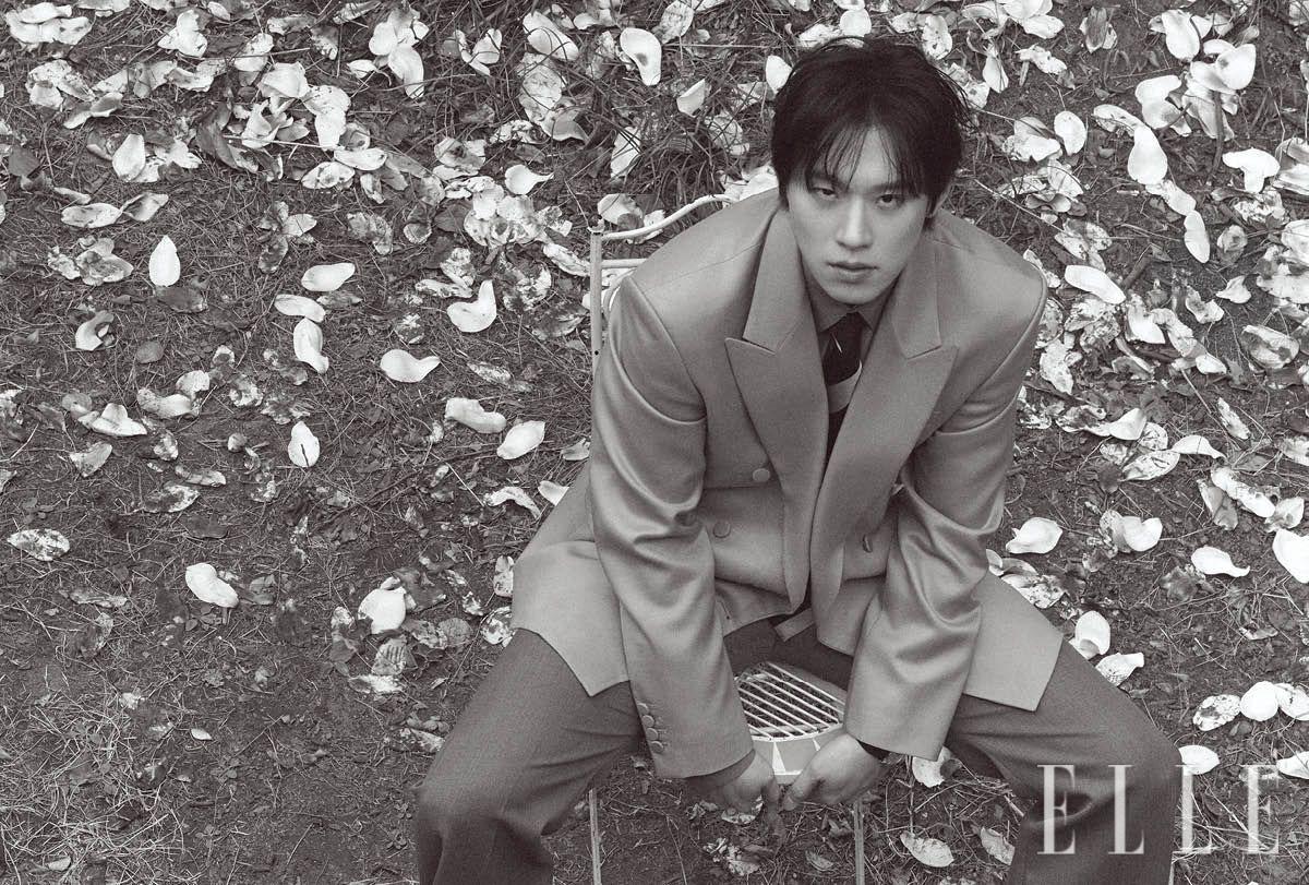 김성철이 입은 재킷은 Heon Kim. 셔츠와 타이는 모두 Dolce & Gabbana. 팬츠는 Recto. 시계는 모델 소장품.