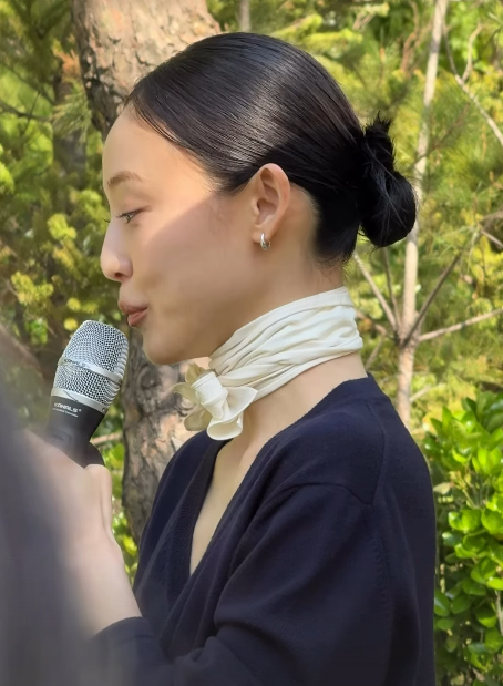 동생 결혼식에서 축사하는 전소니 