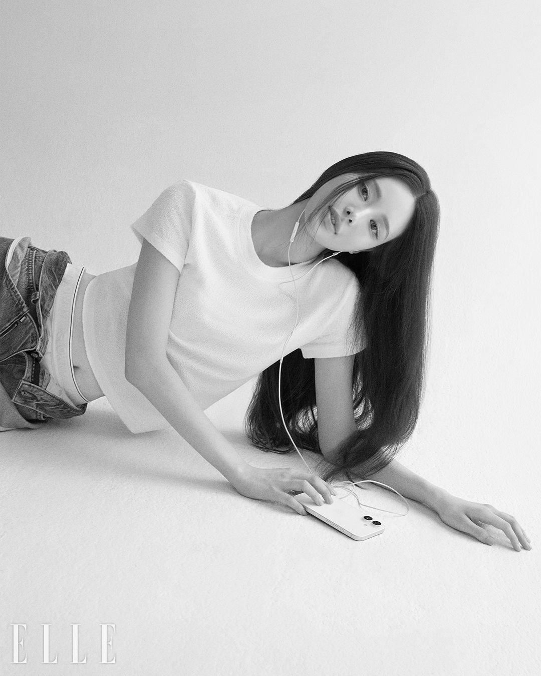 화이트 티셔츠는 Rrace. 이너 웨어로 입은 진은 Cos. 겉에 입은 진은 Still Here. 브리프는 Glowny.