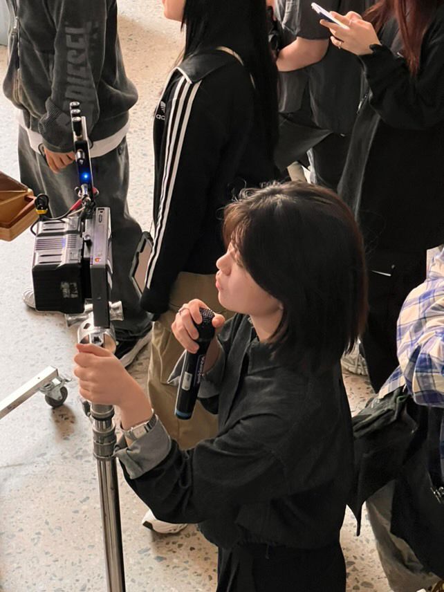 촬영 현장을 디렉팅 중인 육헌령 감독