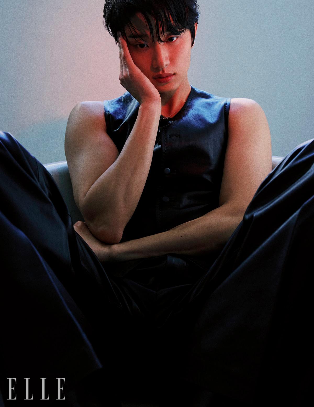 블랙 레더 베스트와 레더 팬츠는 모두 Kimseoryong Homme. 