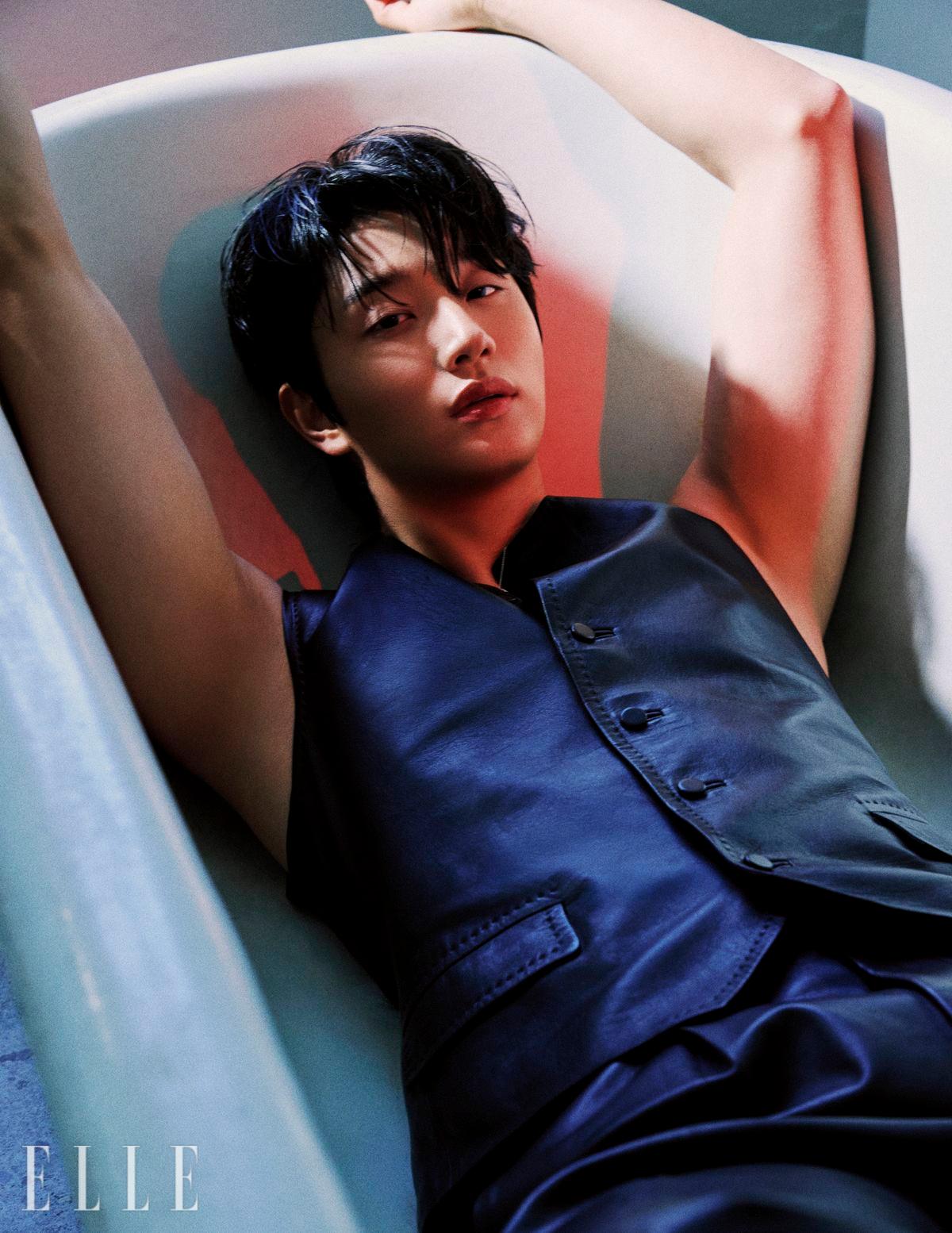 블랙 레더 베스트와 레더 팬츠는 모두 Kimseoryong Homme. 