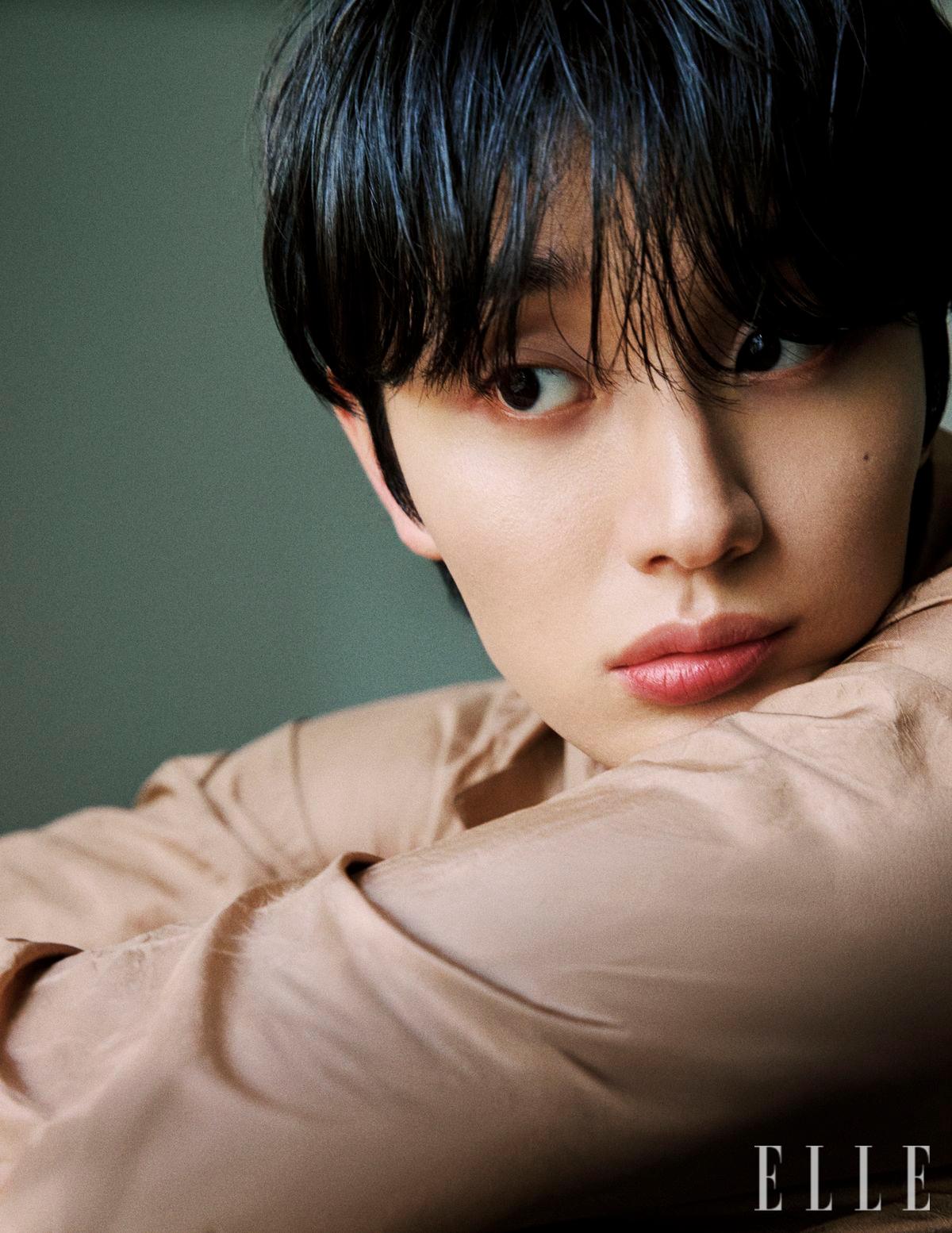 베이지 롱 트렌치 코트는 Kimseoryong Homme. 