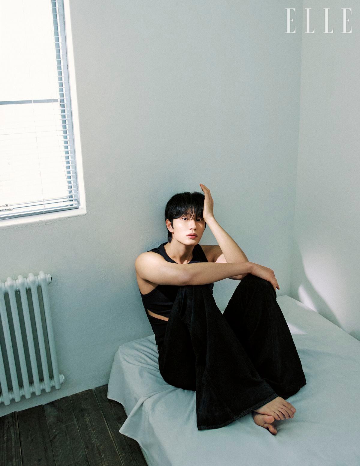 블랙 컷 트임 슬리브리스 탑은 YCH. 블랙 부츠 컷 팬츠는 Rick Owens.