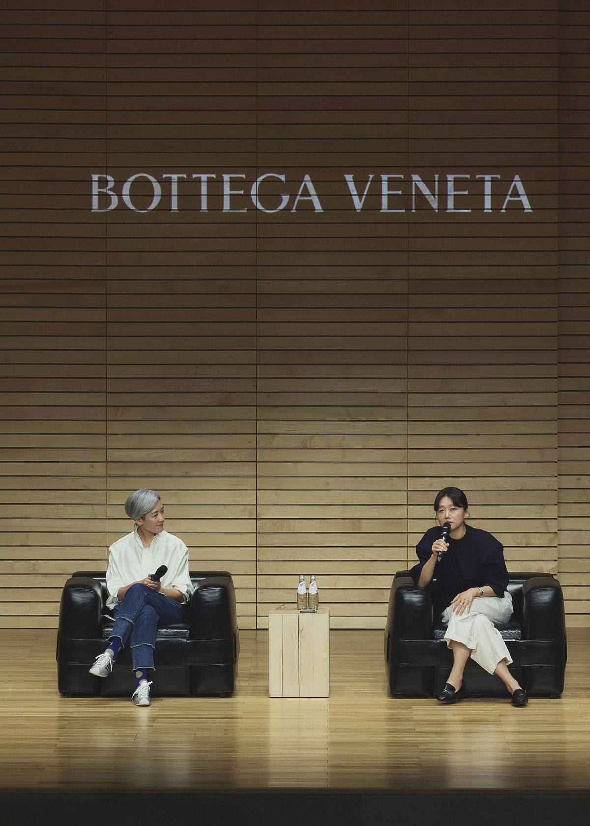 전시 오픈을 기념해 진행된 컬처 다이얼로그. 문경원 시각예술가 겸 이화여자대학교 교수와 류성희 미술감독
