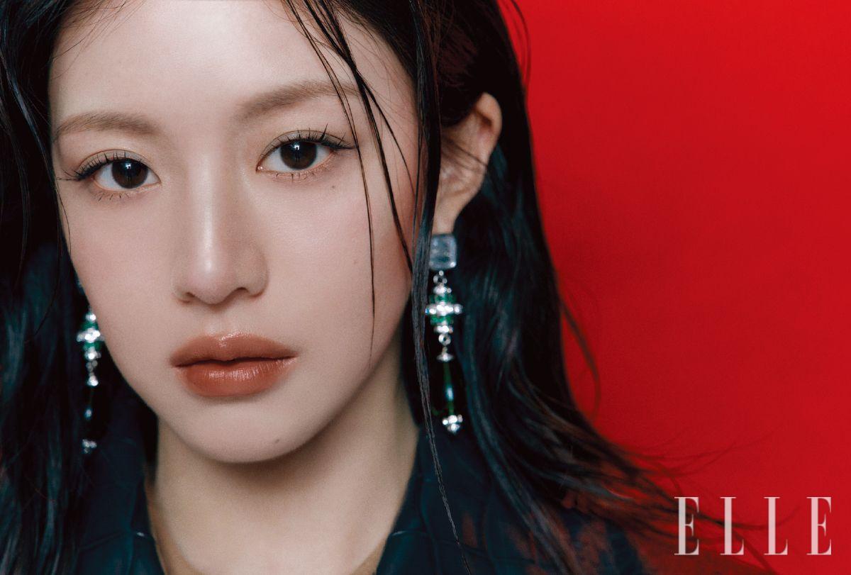 카프스킨 재킷과 드롭 이어링은 모두 Chanel.