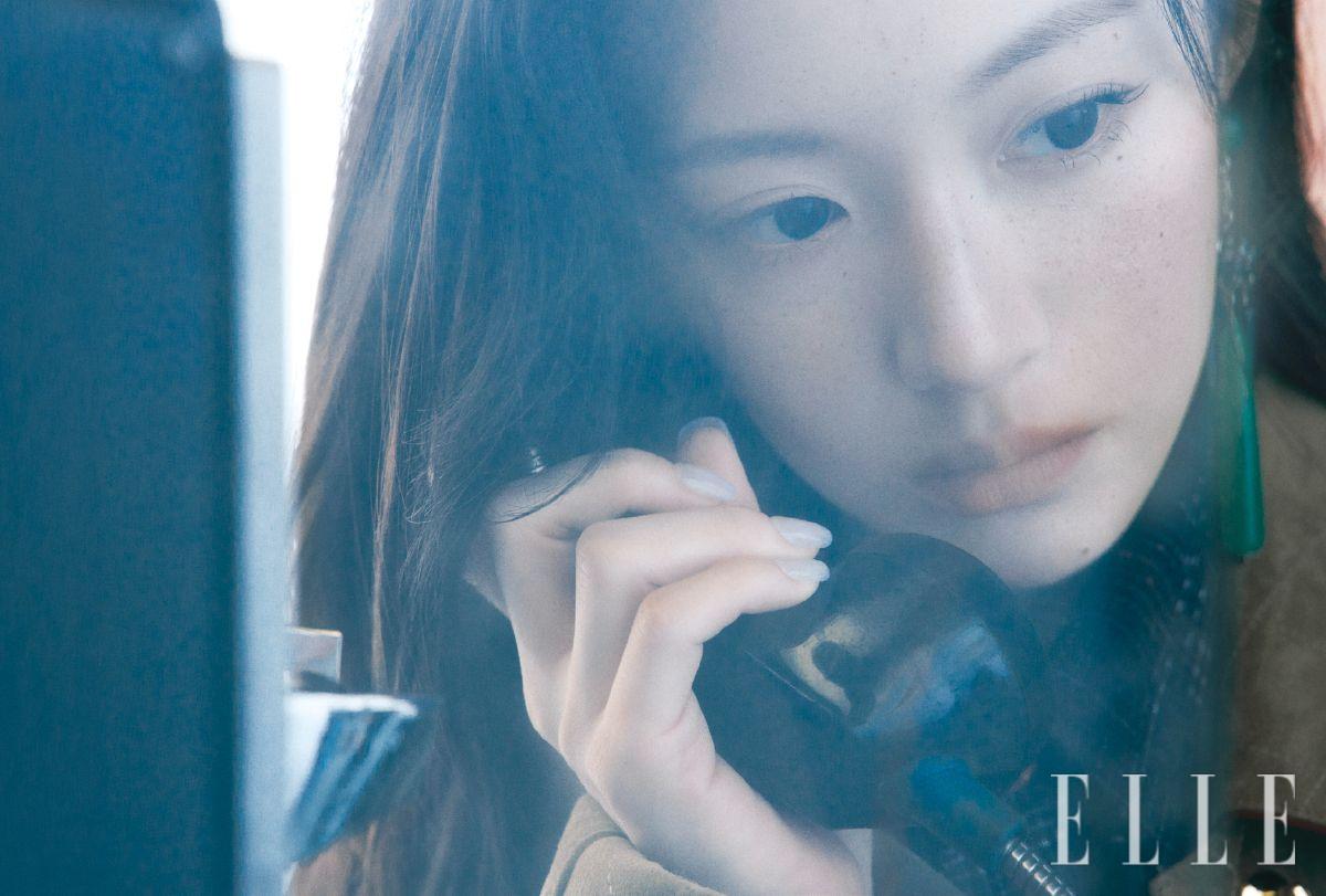 카프스킨 코트와 셔츠, 그린 이어링은 모두 Chanel.