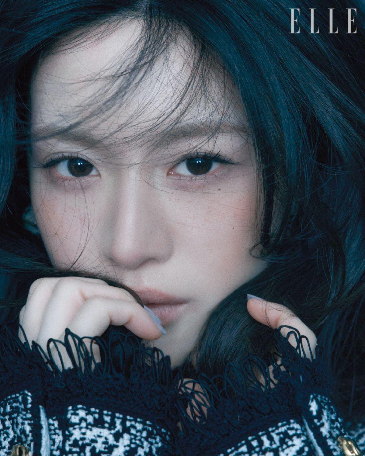 재킷과 귀고리는 모두 Chanel.