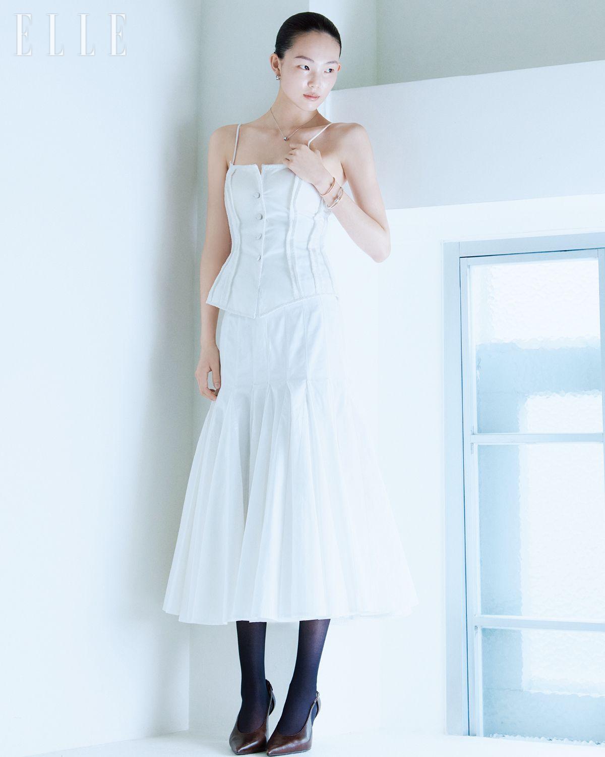 튜브 톱은 Mark Gong. 스커트는 Jacquemus. 슈즈는 Oude Waag. 