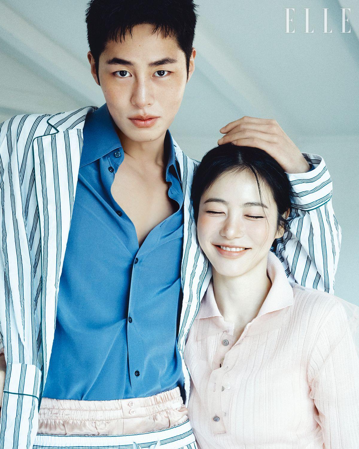 이재욱이 입은 재킷과 이너웨어 셔츠, 팬츠는 모두 Dolce & Gabbana. 신예은이 입은 니트는 Chika Kisada by Adekuver.