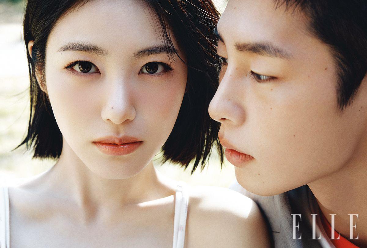 신예은이 입은 이너웨어 톱과 스커트는 모두 Markgong. 이재욱이 입은 재킷과 쇼츠 세트업은 모두 Re Rhee. 이너웨어 톱은 Personal/Own. 