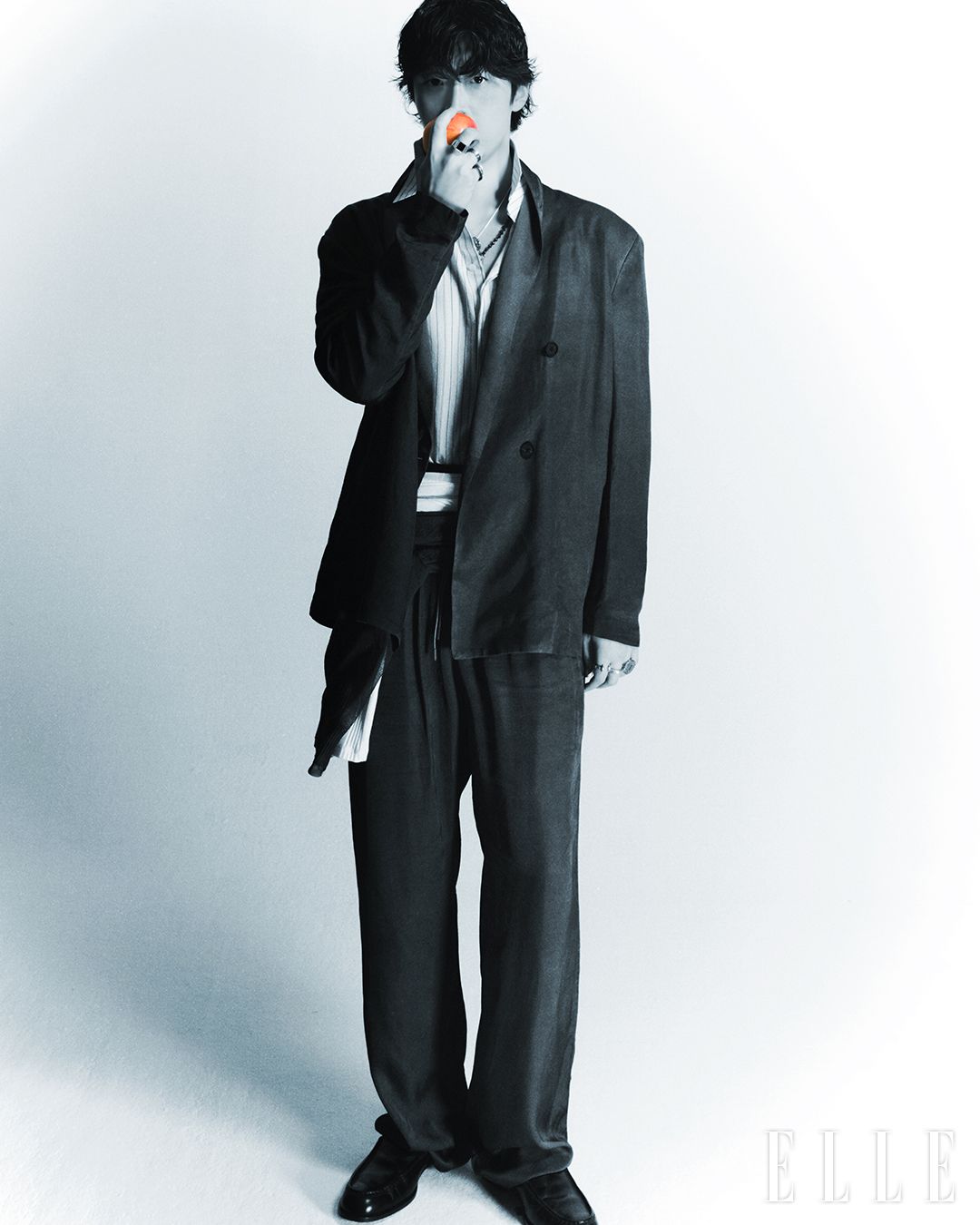 재킷과 팬츠는 Diesel, 셔츠는 Cos, 허리에 두른 니트는 Noice, 카디건은 Undercover, 슈즈는 Tods, 벨트 Saint Lauren, 왼손에 착용한 링은 모두 Vaxine, 상단 네크리스와 오른손에 착용한 제품은 모두 Bell&Nouveau, 하단의 네크리스는 모두 Hei.