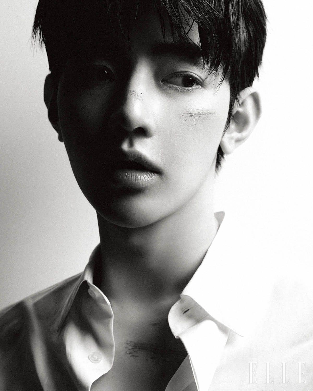화이트 셔츠는 Dior.