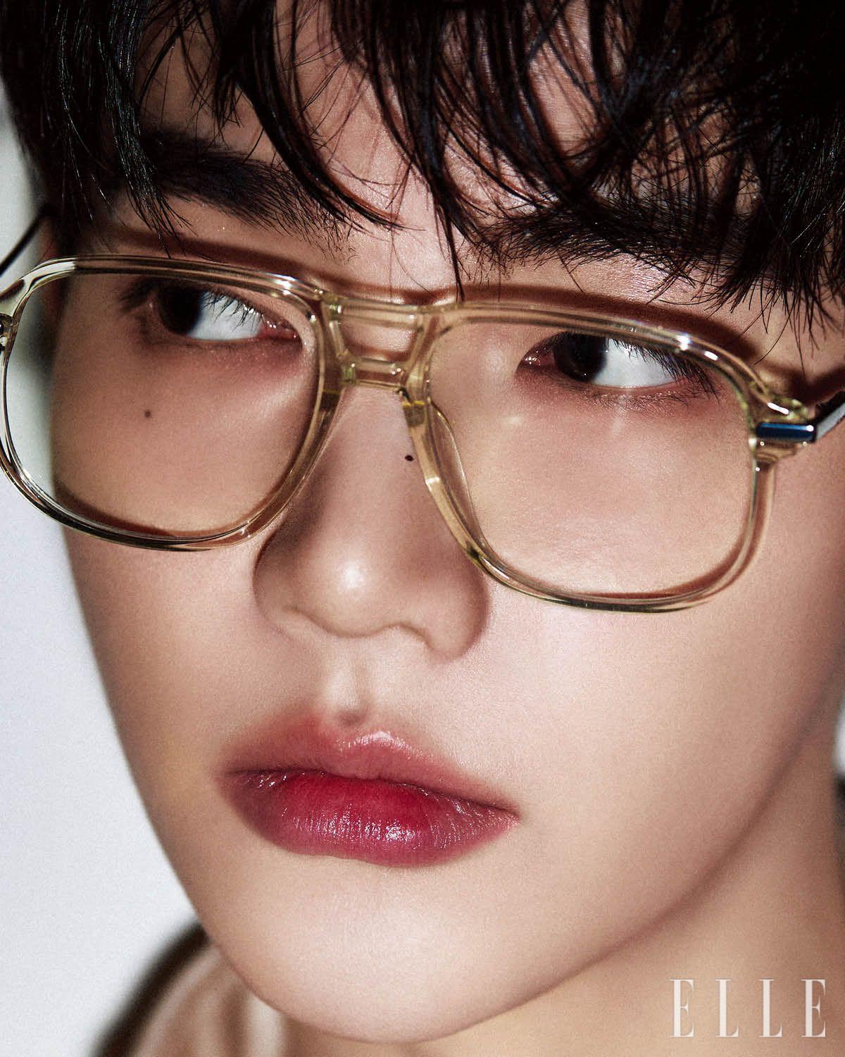 셔츠와 팬츠는 모두 Maison Margiela. 슈즈는 Jimmy Choo. 세 가지 이어 커프는 모두 Sentiments. 투명한 아이웨어는 Projekt Produkt.
