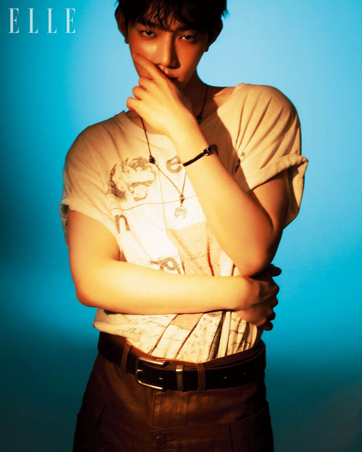 화이트 톱은 Enfants Riches Déprimés. 벨트는 Xtonz. 네크리스는 P:Reinsein. 브레이슬릿은 Numbering. 팬츠는 스타일리스트 소장품.