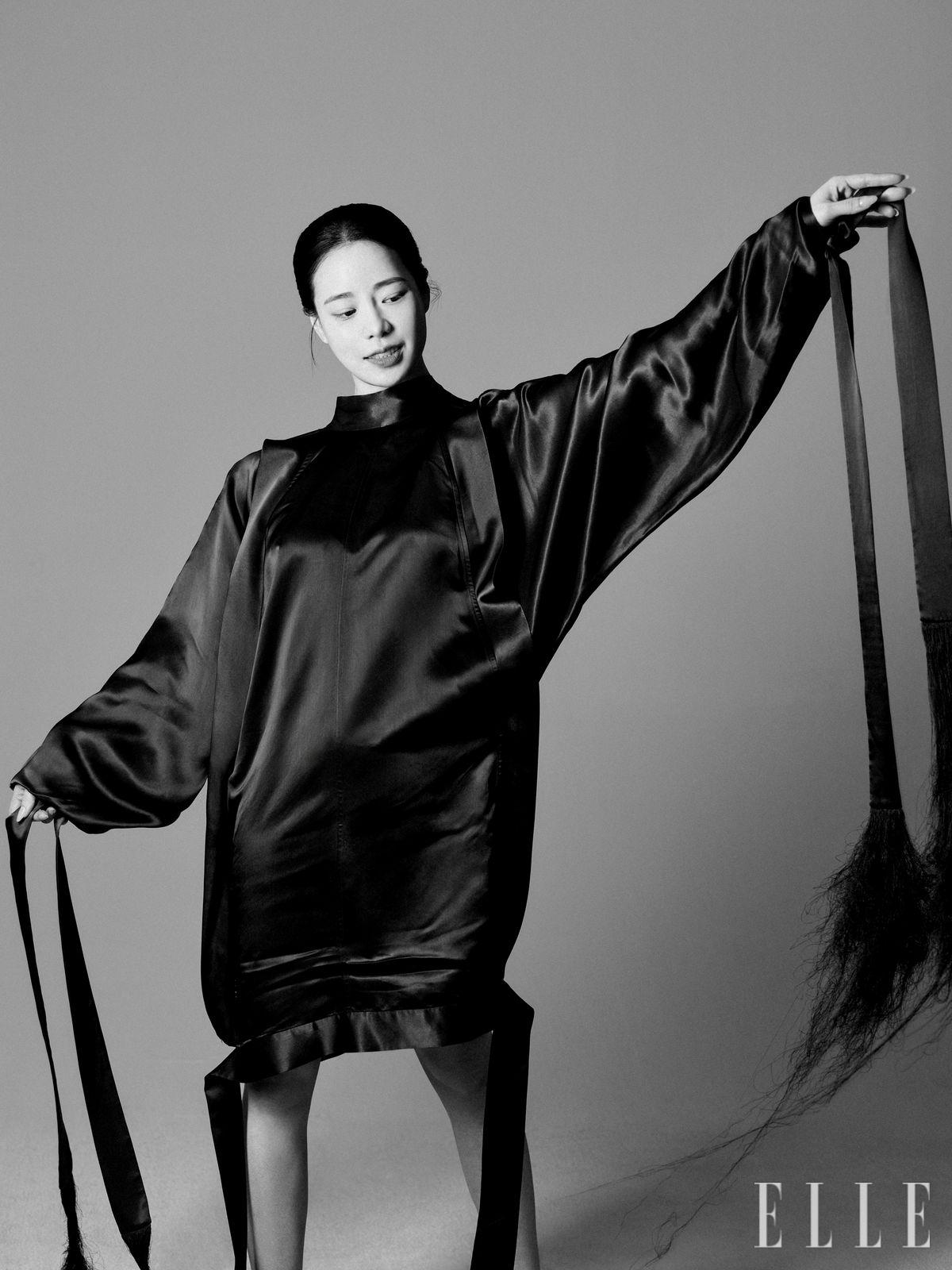 미니드레스는 Ferragamo.