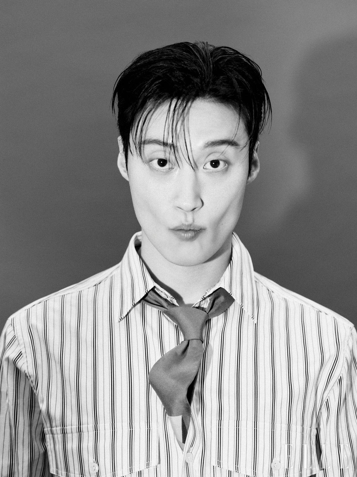 스트라이프 패턴의 셔츠와 타이는 모두 Dolce&Gabbana.
