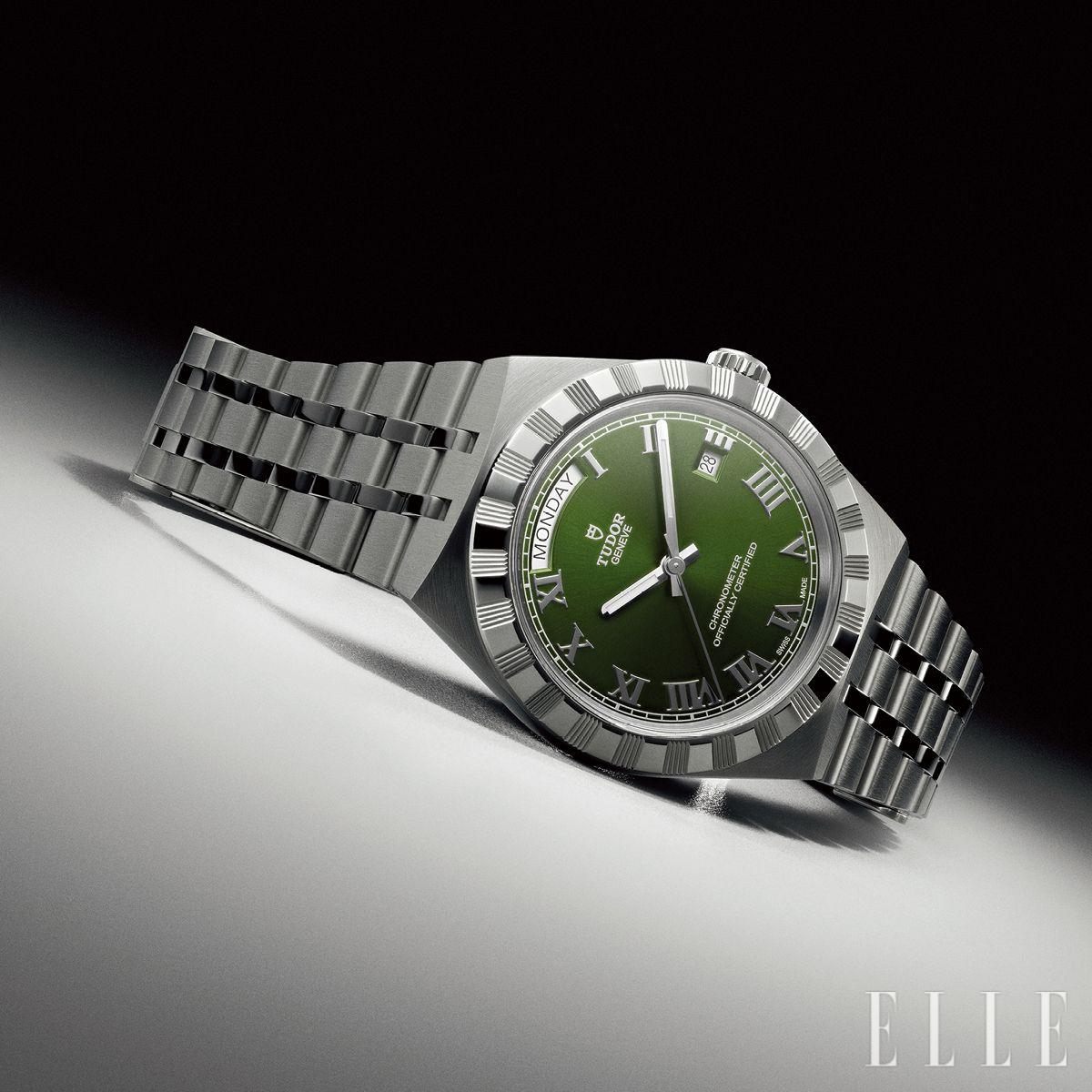 직경 30mm, 36mm, 40mm 크기의 다양한 사이즈와 여러 컬러 옵션을 보여주는 ‘튜더 로열 40’ 워치.