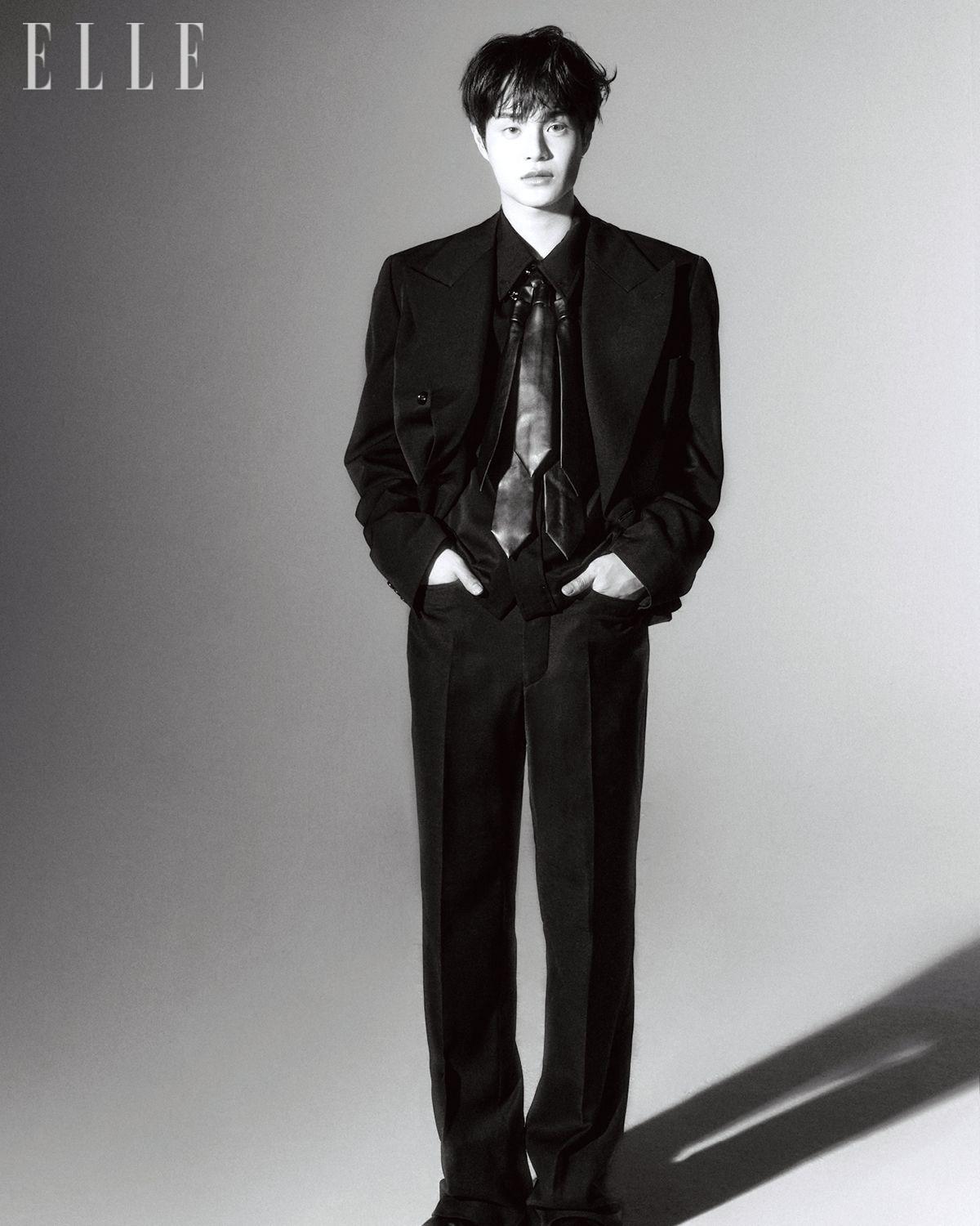 재킷과 타이는 모두 Comme des Garçons. 셔츠는 Jil Sander. 팬츠는 Neu_in. 슈즈는 Saint Laurent by Anthony Vaccarello. 