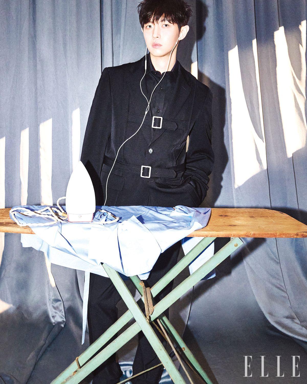 재환이 입은 버클 디테일의 재킷은 Comme des Garçons. 슈즈는 Our Legacy. 