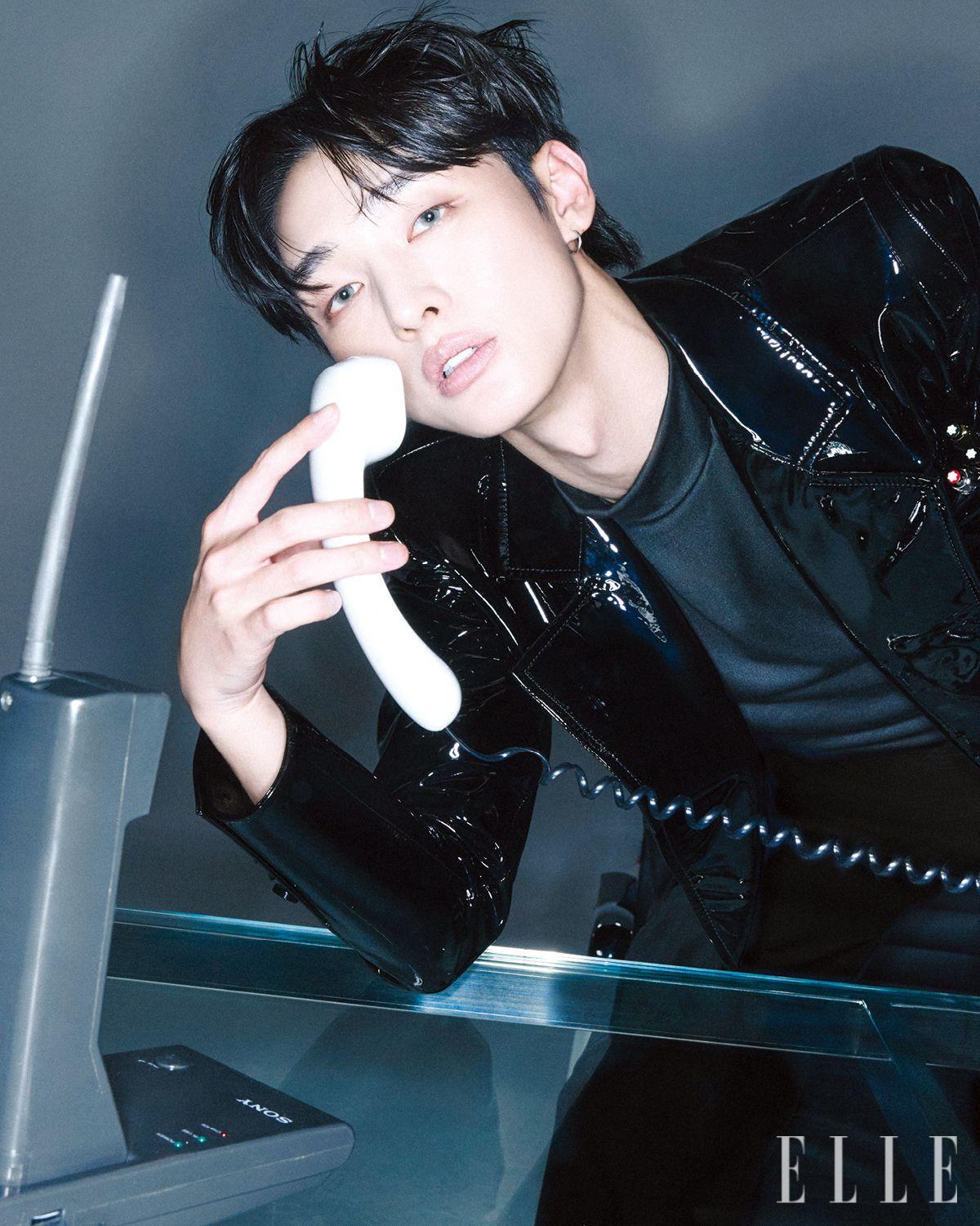 재킷은 Saint Laurent by Anthony Vaccarello. 팬츠는 Ami. 재킷에 얹은 만년필은 모두 Montblanc. 이너웨어로 톱은 스타일리스트 소장품. 이어링은 아티스트 소장품.