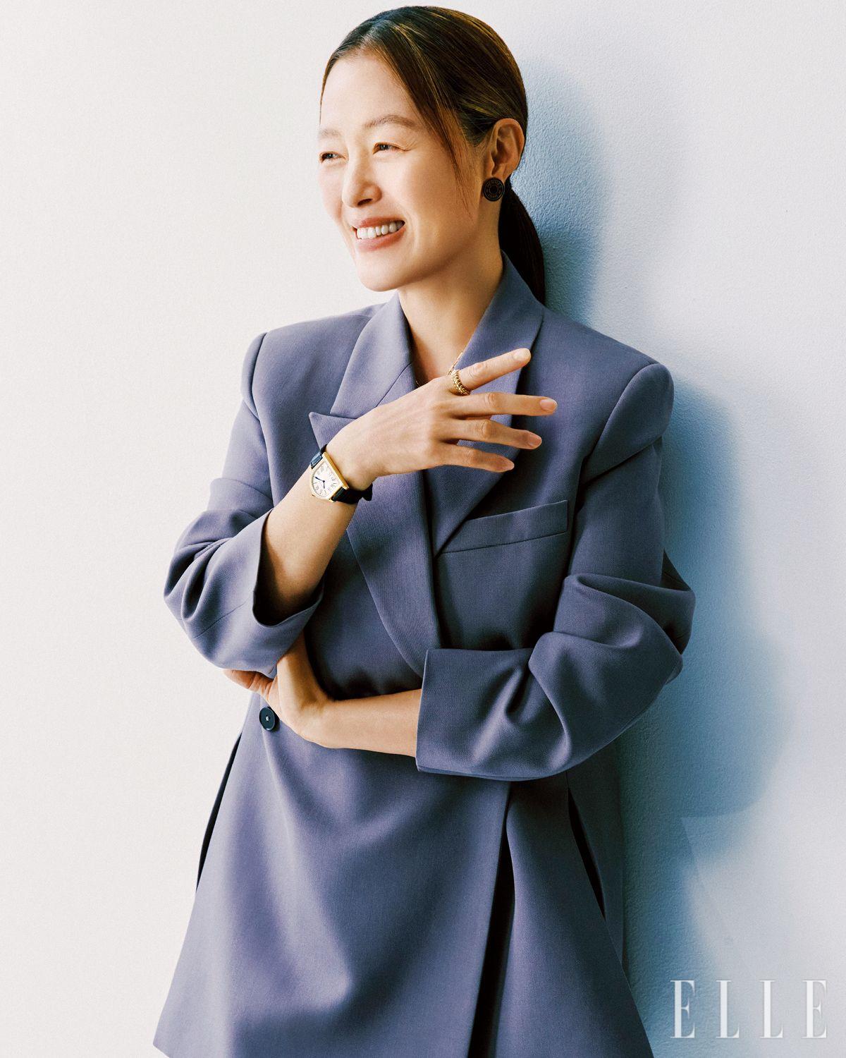 에르메스 이어링, 까르띠에 링과 워치는 모두 본인 소장품. 재킷과 팬츠는 모두 Jil Sander.